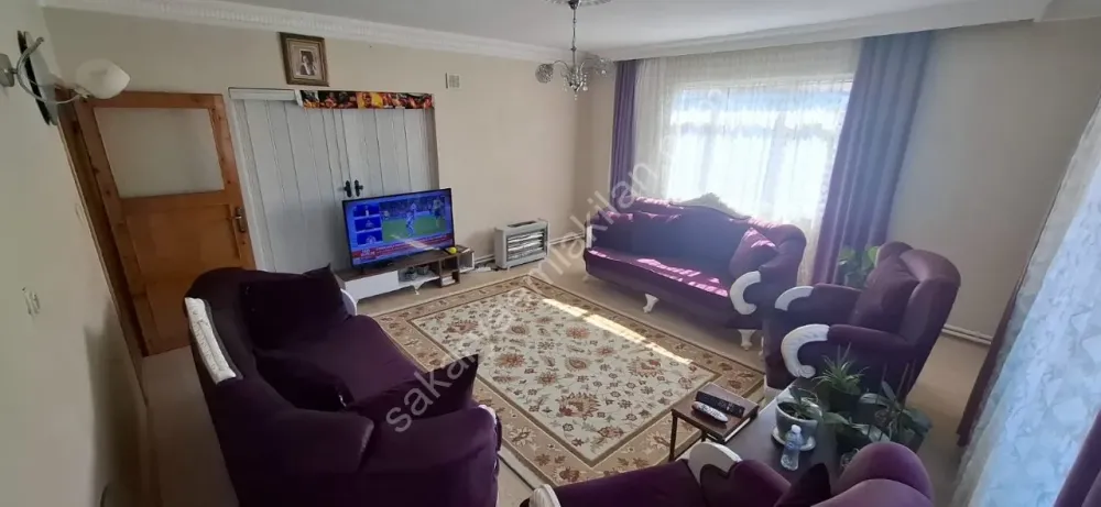 ADA CADDESİ'NDE AİLE APARTMANINDA FERAH GENİŞ SATILIK DAİRE