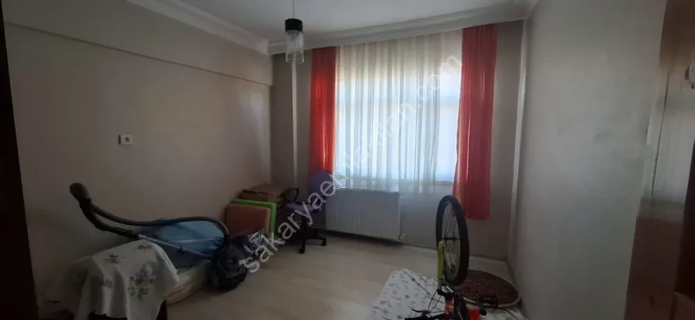 ADA CADDESİ'NDE AİLE APARTMANINDA FERAH GENİŞ SATILIK DAİRE