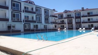 SAHİBİNDEN  KARASU DA EŞYALI HAVUZLU SİTE DE 1+1 YAZLIK