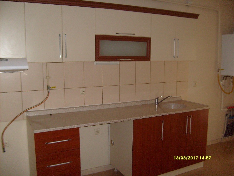 KORUCUK MAHALLESİNDE SİTE İÇERİSİNDE ARA KAT ASANSÖRLÜ 3+1 KİRALIK DAİRE