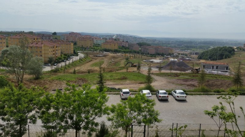 SAKARYA ZÜMRÜT EMLAKTAN CAMİLİ  MAHALLESİNDE ARA KAT  SİTE İÇİ SATILIK DAİRE