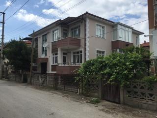 OTUZİKİ EVLERDE BAKIMLARI YAPILMIŞ GÜZEL KONUMLU KİRALIK DAİRE