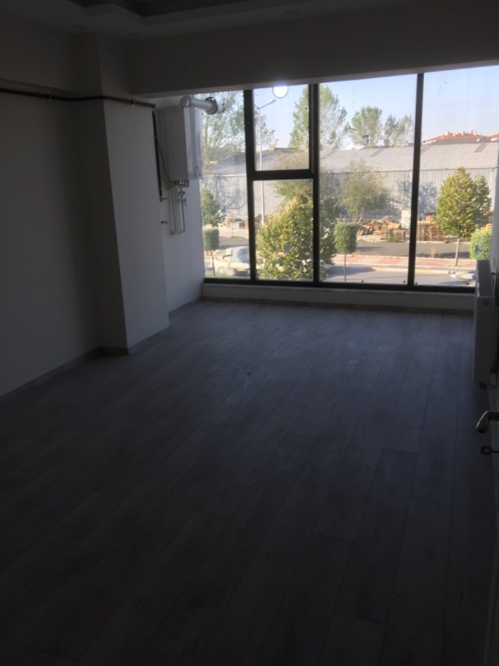 Serdivanda Necmettin erbakan bulvarında ana cadde üzeri 70 m2 ofis