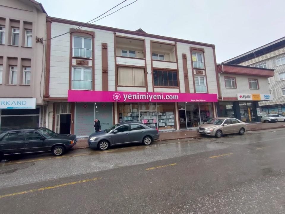 AKYAZI MERKEZDE, CADDE ÜZERİNDE GÜNEYE CEPHE, 2+1 DAİRE