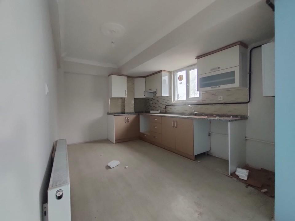 AKYAZI MERKEZDE, CADDE ÜZERİNDE GÜNEYE CEPHE, 2+1 DAİRE