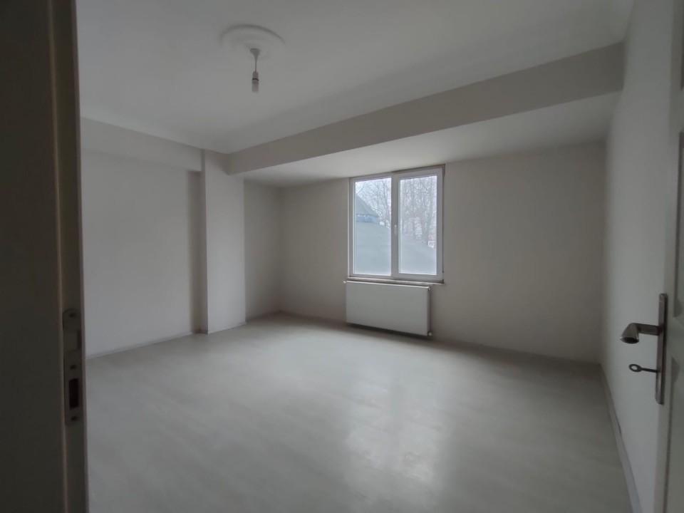 AKYAZI MERKEZDE, CADDE ÜZERİNDE GÜNEYE CEPHE, 2+1 DAİRE