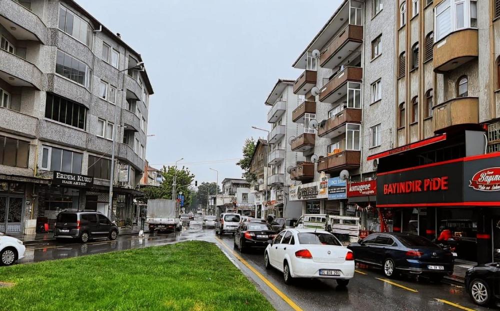 ADAPAZARI KAYMAKAMLIK KARŞISI CADDE ÜZERİ DEĞERLİ DÜKKAN