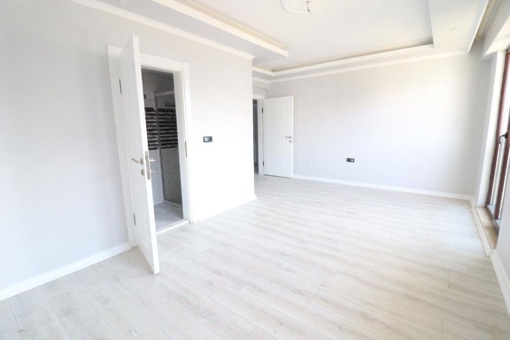 Serdivan Yazlıkta 4+1 270M² Tripleks Villa (BOŞ)