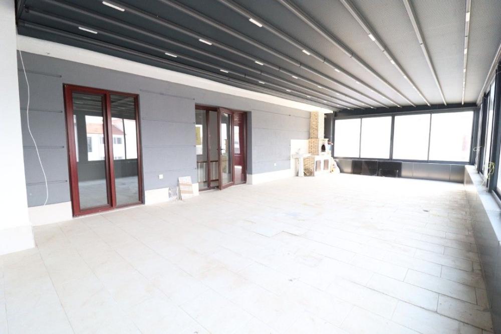 Serdivan Yazlıkta 4+1 270M² Tripleks Villa (BOŞ)