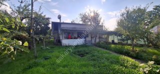 AKYAZI EMLAKTAN KÖY MERKEZİNDE 570 M2 GENİŞ ARSA ÜZERİNDE MÜSTAKİL EV