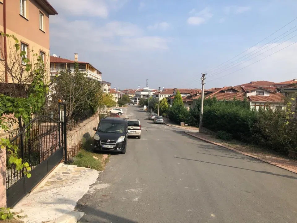 ANA YOL ÜZERİNDE SERDİVAN EMEKLİ ÖĞRETMENDEN 3 KATLI SATILIK BİNA