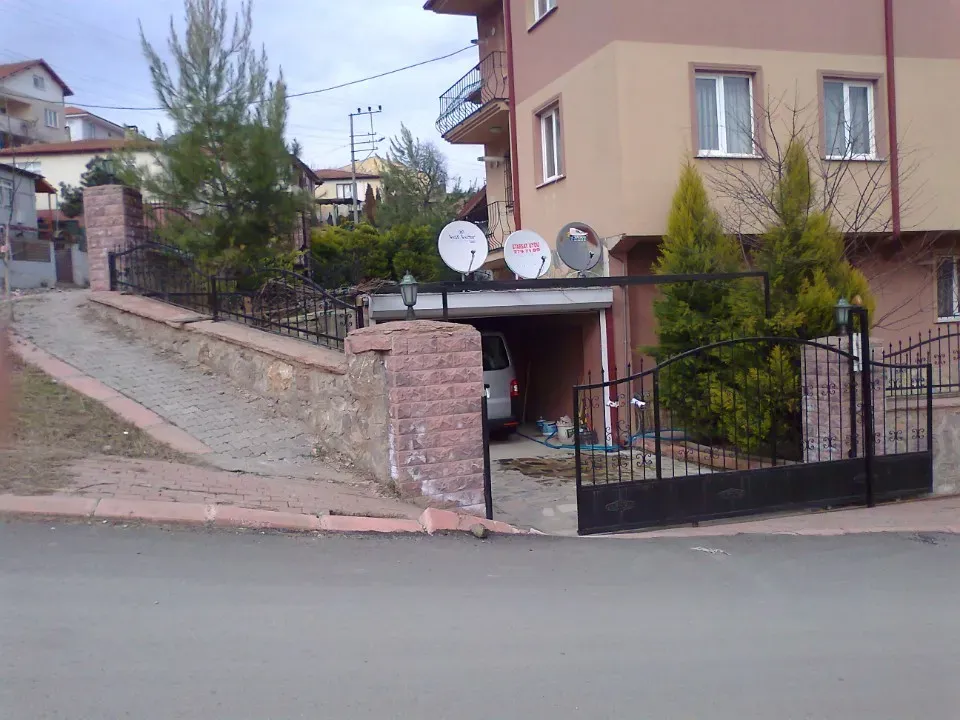 ANA YOL ÜZERİNDE SERDİVAN EMEKLİ ÖĞRETMENDEN 3 KATLI SATILIK BİNA