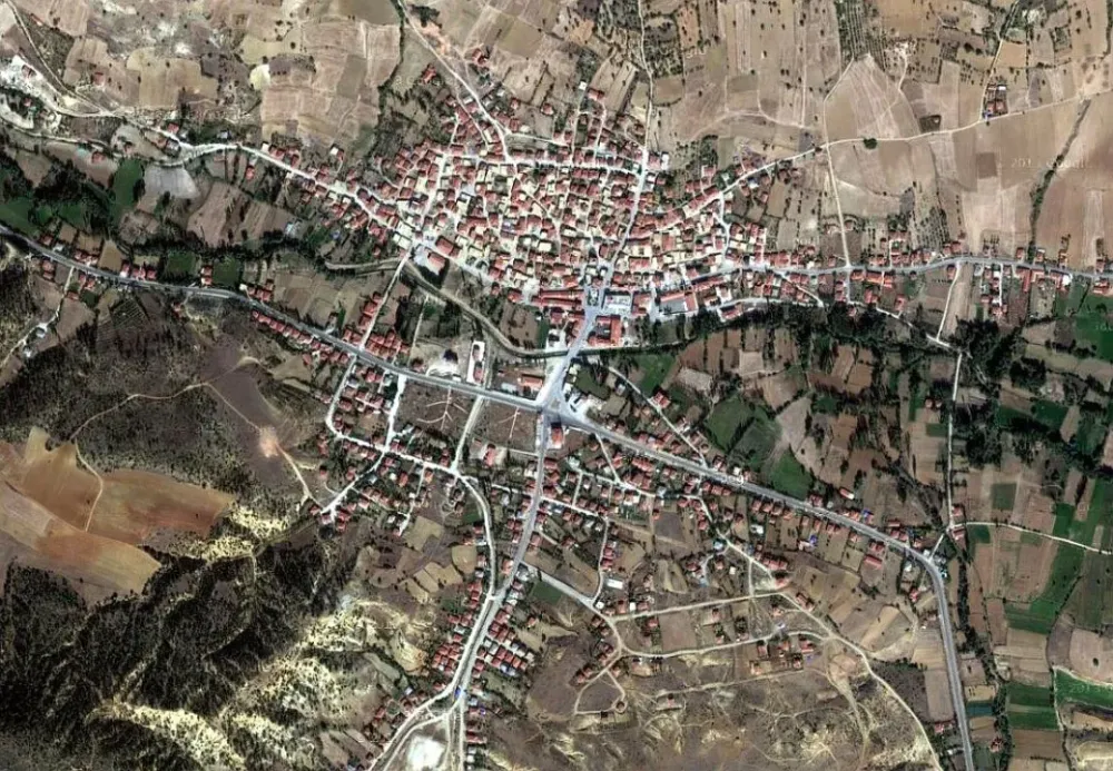 ANA YOL ÜZERİNDE SERDİVAN EMEKLİ ÖĞRETMENDEN 3 KATLI SATILIK BİNA