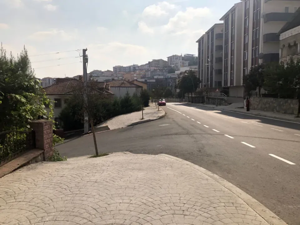 ANA YOL ÜZERİNDE SERDİVAN EMEKLİ ÖĞRETMENDEN 3 KATLI SATILIK BİNA