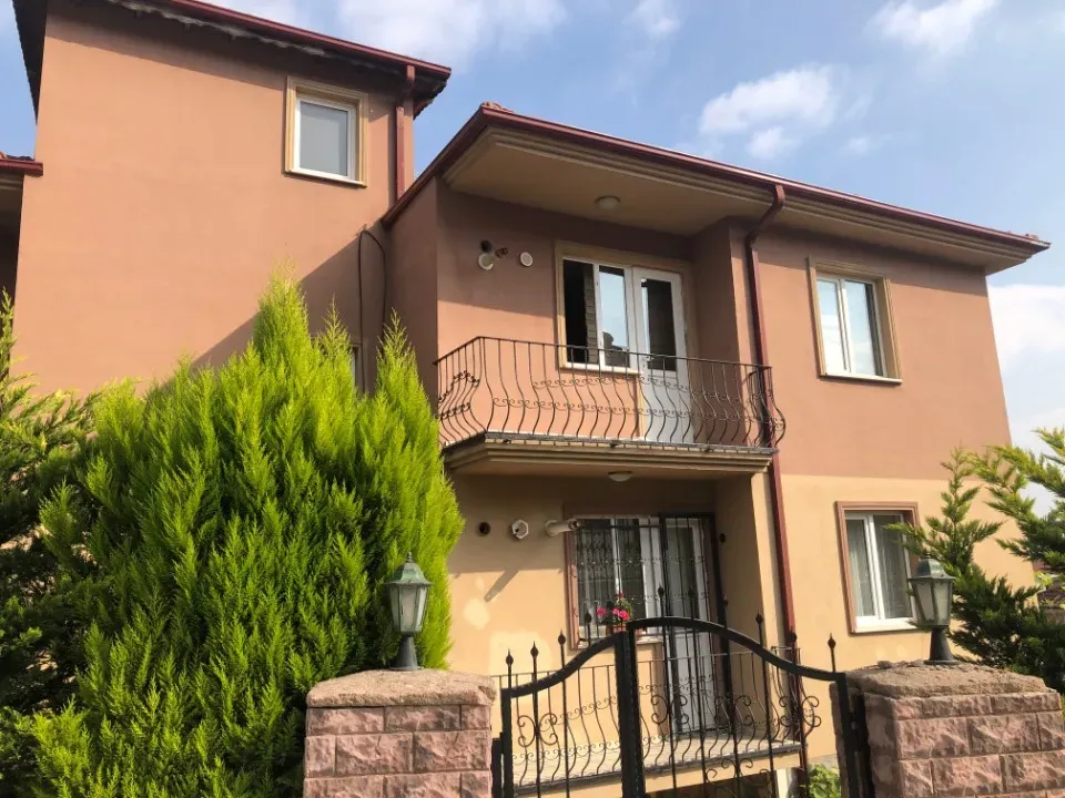 ANA YOL ÜZERİNDE SERDİVAN EMEKLİ ÖĞRETMENDEN 3 KATLI SATILIK BİNA