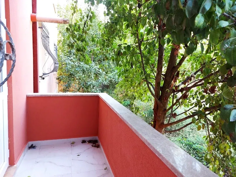 ANA YOL ÜZERİNDE SERDİVAN EMEKLİ ÖĞRETMENDEN 3 KATLI SATILIK BİNA