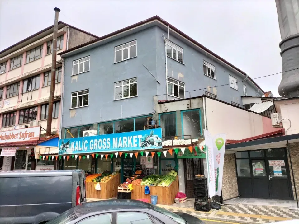 AKYAZI MERKEZDE 7 ODALI KİRALIK İŞYERİ VE OFİS