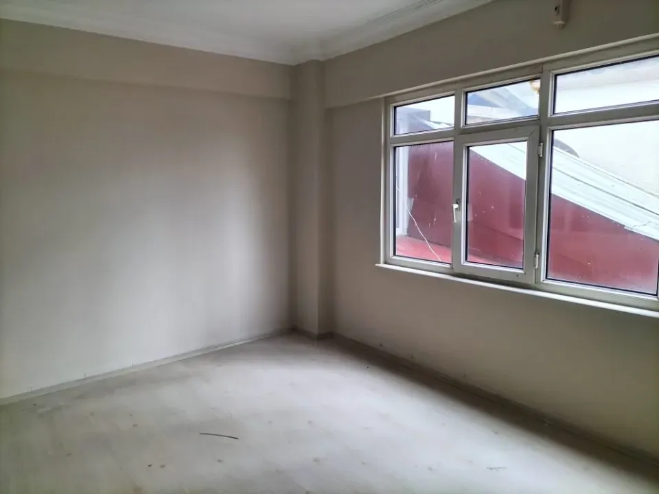 AKYAZI MERKEZDE 7 ODALI KİRALIK İŞYERİ VE OFİS