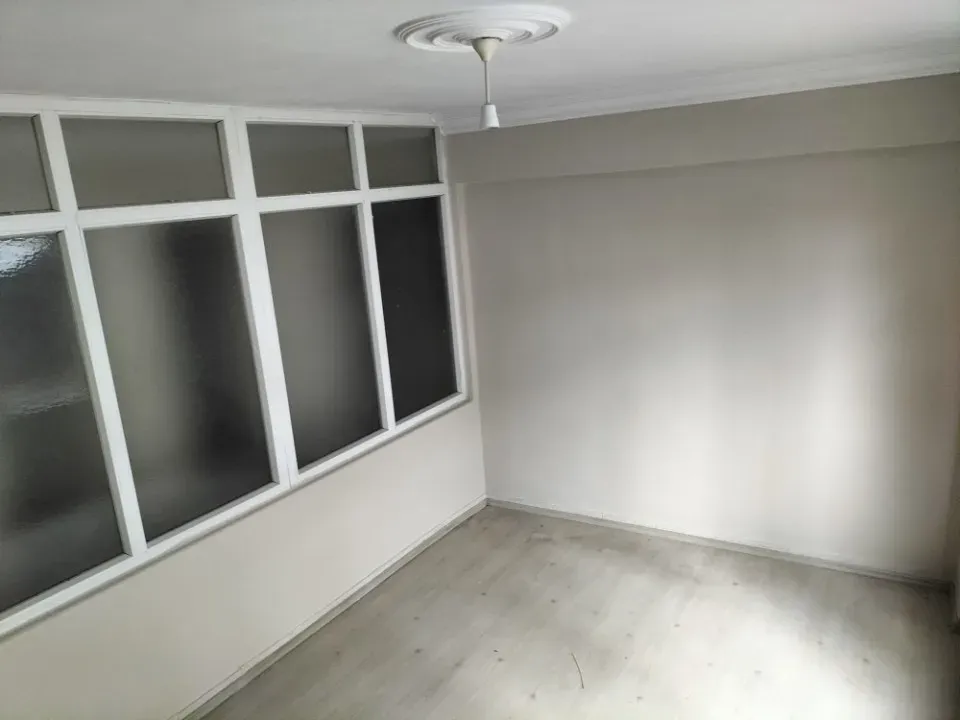 AKYAZI MERKEZDE 7 ODALI KİRALIK İŞYERİ VE OFİS