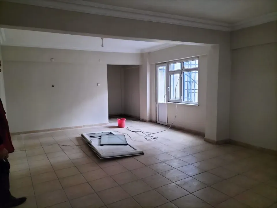 AKYAZI MERKEZDE 7 ODALI KİRALIK İŞYERİ VE OFİS