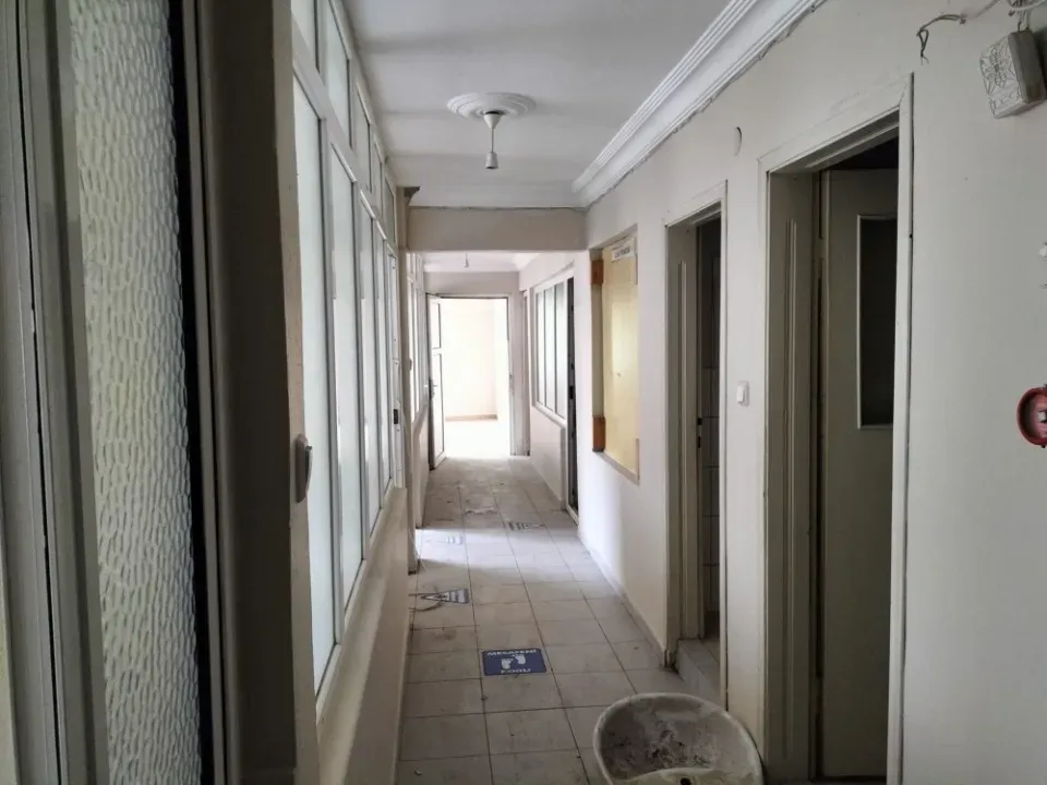 AKYAZI MERKEZDE 7 ODALI KİRALIK İŞYERİ VE OFİS