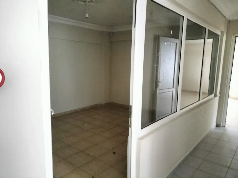 AKYAZI MERKEZDE 7 ODALI KİRALIK İŞYERİ VE OFİS