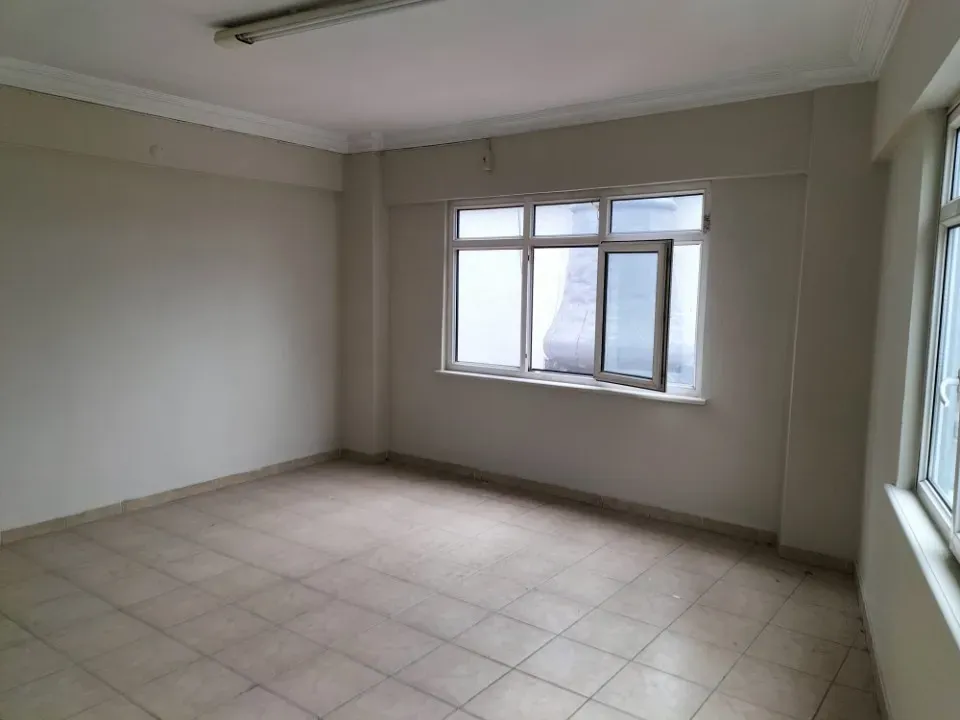 AKYAZI MERKEZDE 7 ODALI KİRALIK İŞYERİ VE OFİS