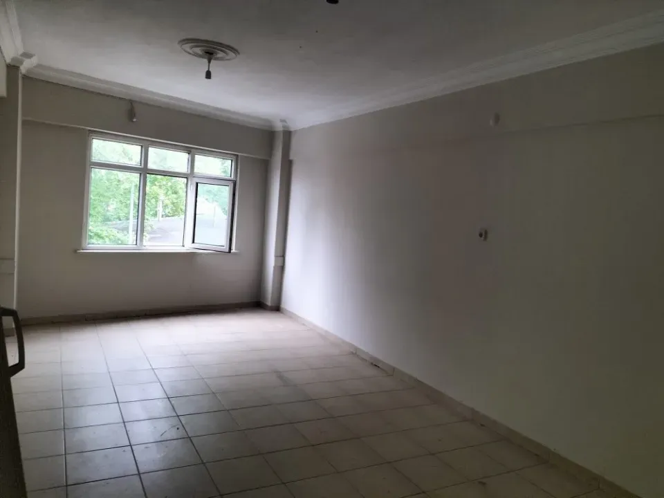 AKYAZI MERKEZDE 7 ODALI KİRALIK İŞYERİ VE OFİS