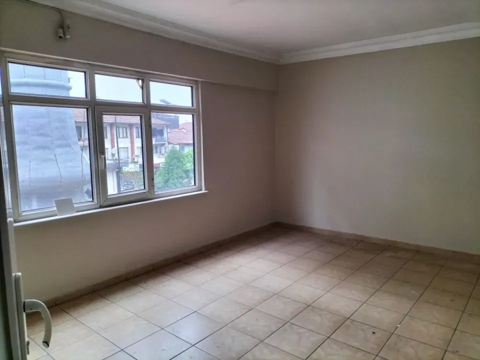 AKYAZI MERKEZDE 7 ODALI KİRALIK İŞYERİ VE OFİS