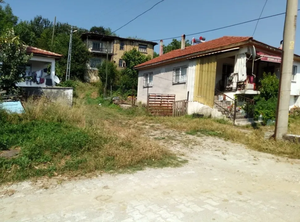 AVCI EMLAK'TAN GEYVE İLÇESİ MELEKŞESOLAK KÖYÜ'DE MANZARALI % 40 İMARLI 1116 m2 ARSA