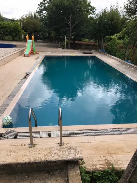ÇATALCA OKLALI MAH.SİNDE  TAM YATIRMLIK ACİLEN SATILIK İMARLI ARSA 11000m2 İçinde 2 Adet villa var villanın 135m2 Kullanma alanı var