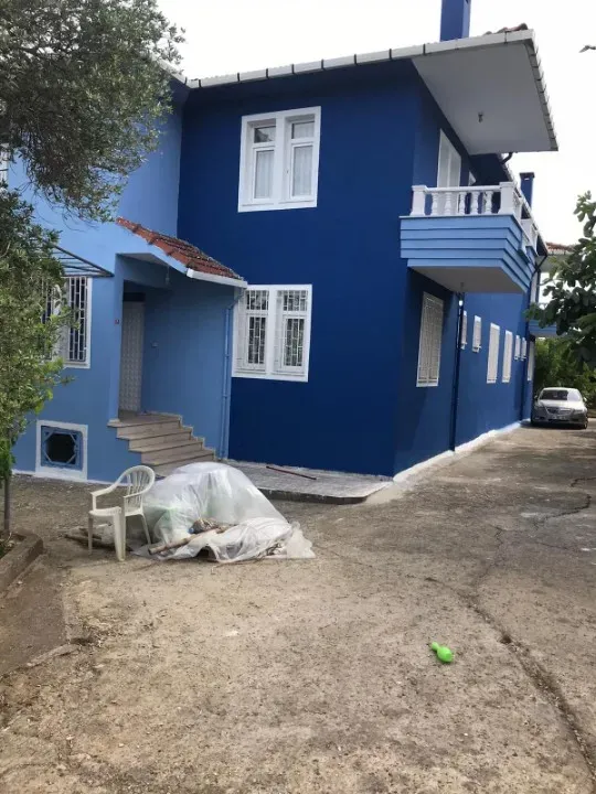 ÇATALCA OKLALI MAH.SİNDE  TAM YATIRMLIK ACİLEN SATILIK İMARLI ARSA 11000m2 İçinde 2 Adet villa var villanın 135m2 Kullanma alanı var