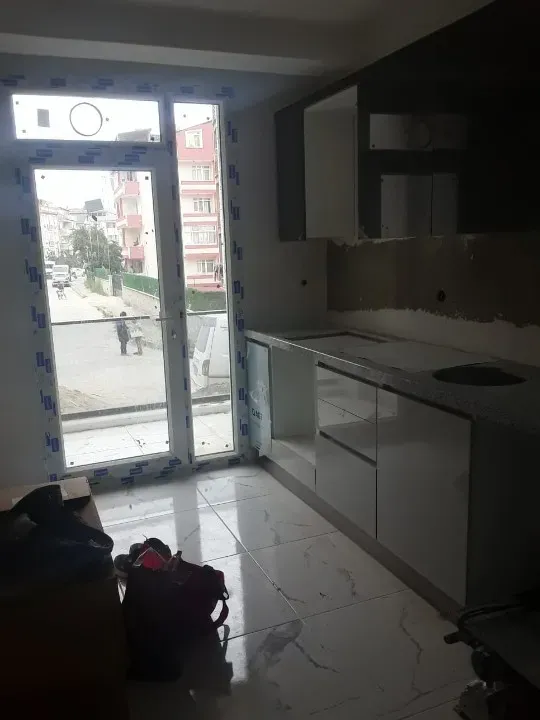 Büyükçekmece Murat çeşme Mahallesinde 2+1 Hiç kullanmamış sıfır dairelerimiz satılıktır.. Kombi doğalgazlı olup ve Asansörü de var.