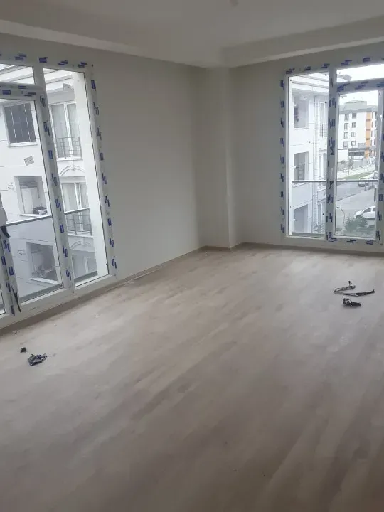 Büyükçekmece Murat çeşme Mahallesinde 2+1 Hiç kullanmamış sıfır dairelerimiz satılıktır.. Kombi doğalgazlı olup ve Asansörü de var.