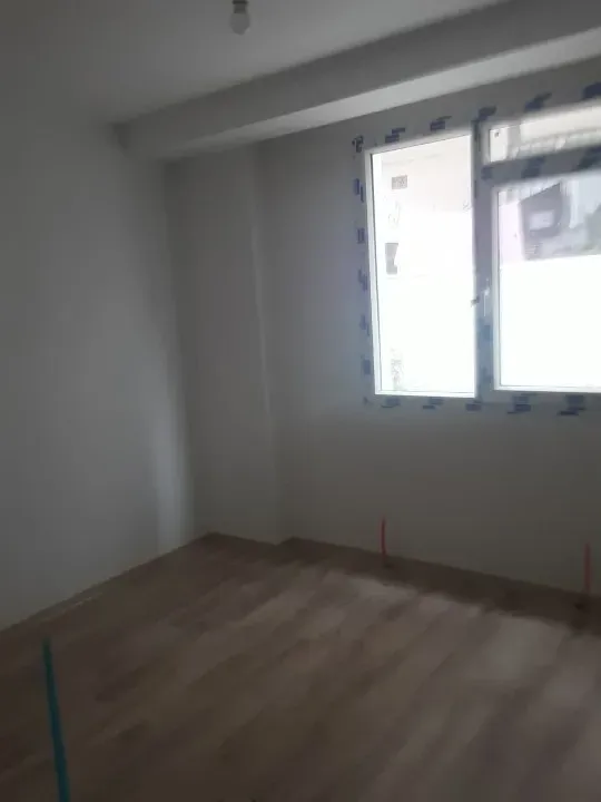 Büyükçekmece Murat çeşme Mahallesinde 2+1 Hiç kullanmamış sıfır dairelerimiz satılıktır.. Kombi doğalgazlı olup ve Asansörü de var.