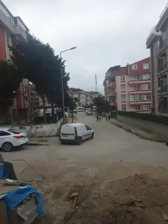Büyükçekmece Murat çeşme Mahallesinde 2+1 Hiç kullanmamış sıfır dairelerimiz satılıktır.. Kombi doğalgazlı olup ve Asansörü de var.
