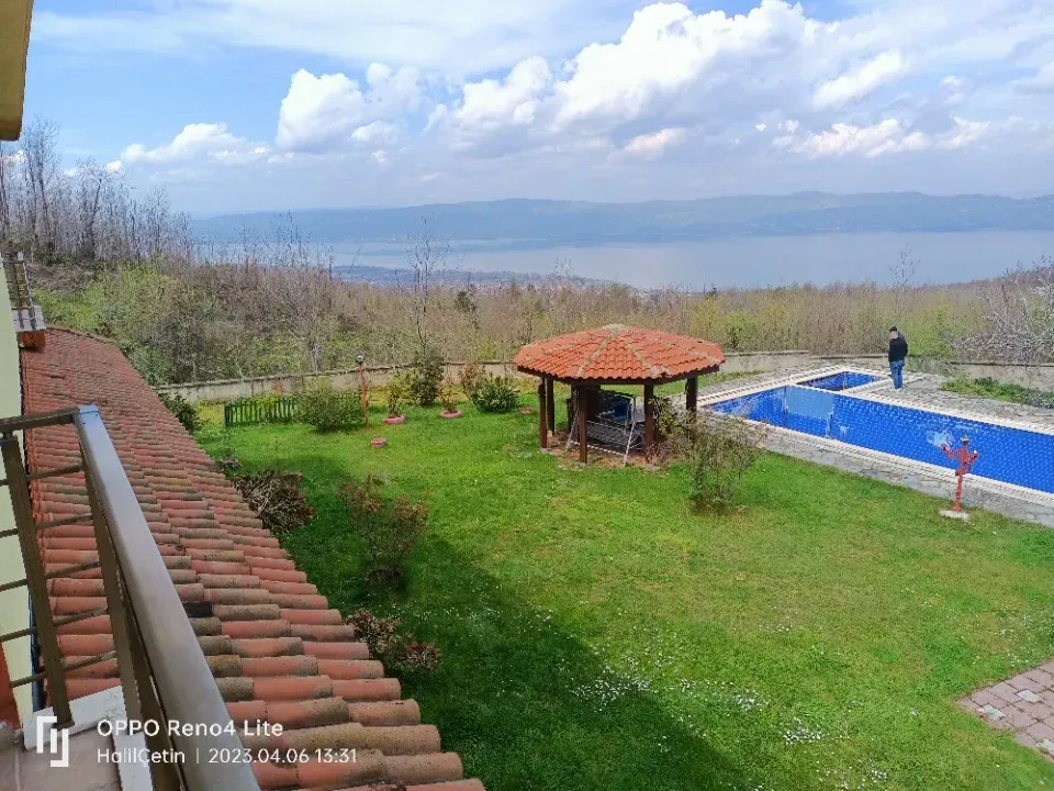 SAPANCA'DA GÖL MANZARALI SATILIK 3 ADET VİLLA
