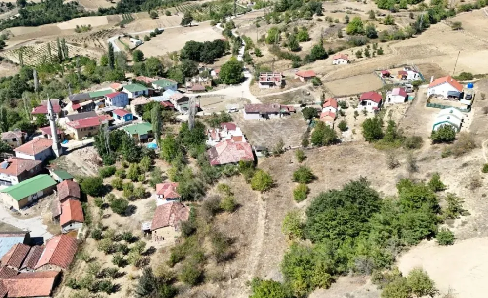 GEYVE KARACAÖREN KÖYÜNDE 1763 m² TAMAMI İMARLI MANZARALI KAÇIRILMAYACAK ARSA