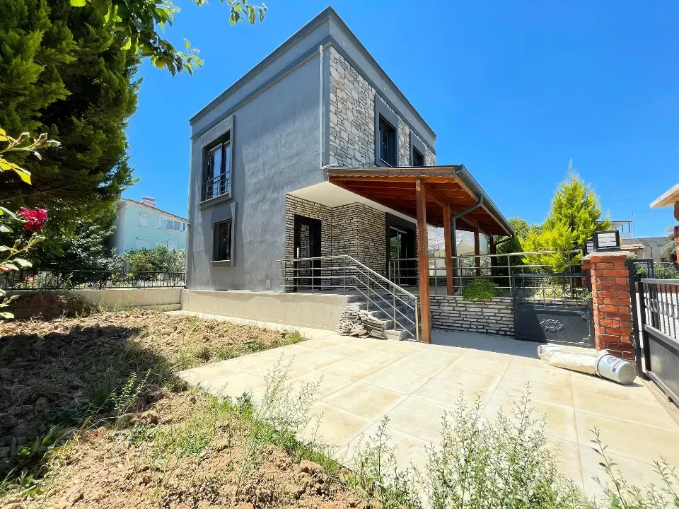 Doğanbey De Denize Yakın Tek Müstakil Bahçeli 3+1 Villa