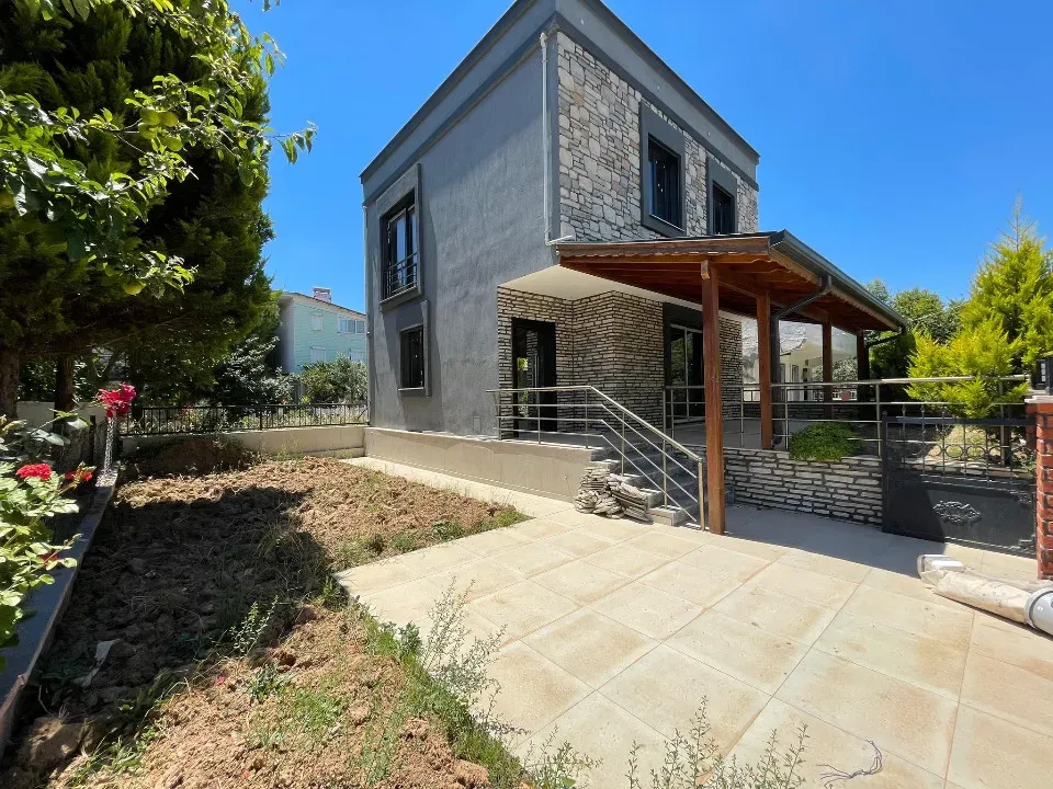Doğanbey De Denize Yakın Tek Müstakil Bahçeli 3+1 Villa