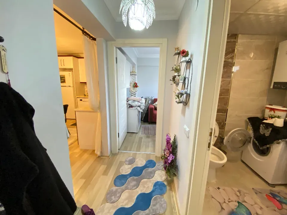 Ürkmez Merkez'de Denize 300M2 Giriş Katı Bahçeli Satılık 2+1 Daire
