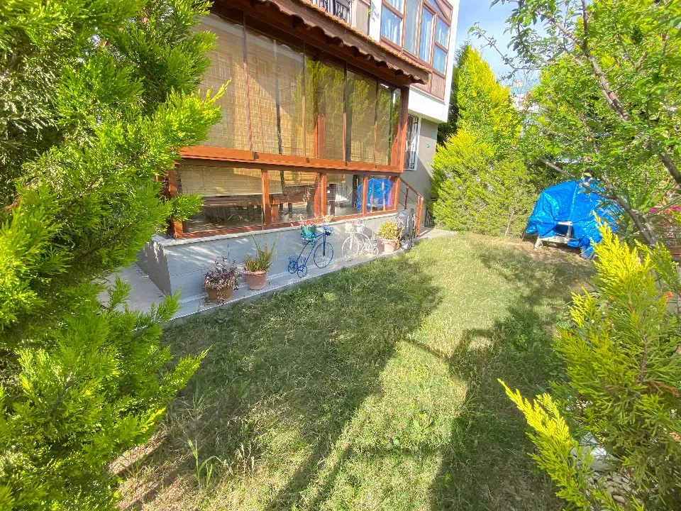 Ürkmez Merkez'de Denize 300M2 Giriş Katı Bahçeli Satılık 2+1 Daire