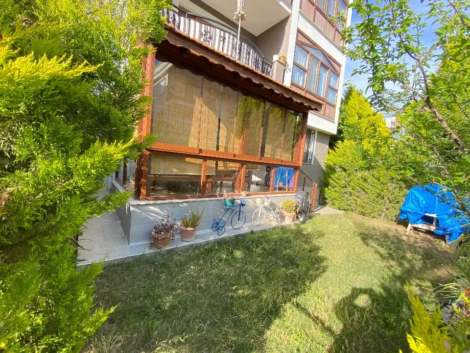 Ürkmez Merkez'de Denize 300M2 Giriş Katı Bahçeli Satılık 2+1 Daire