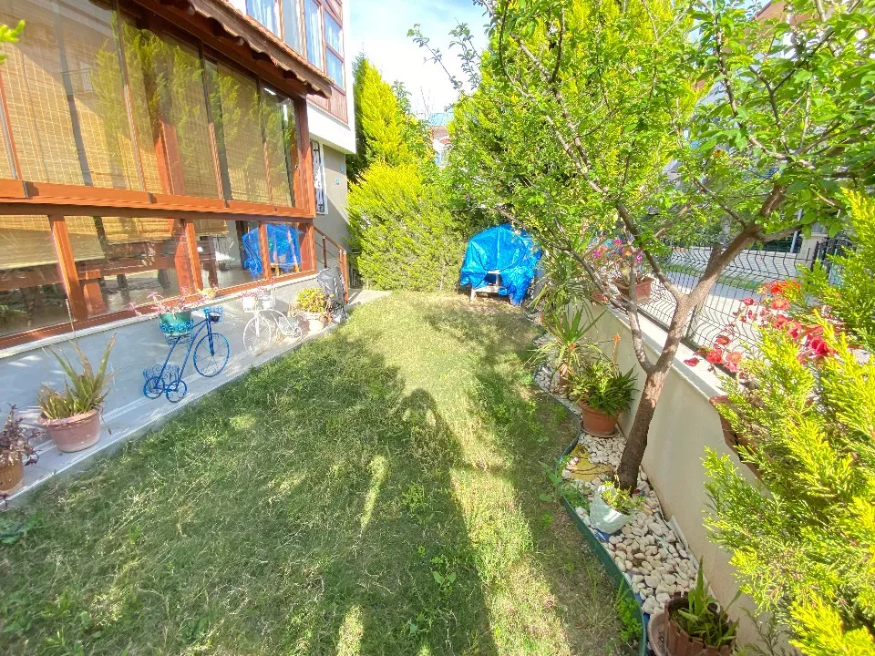 Ürkmez Merkez'de Denize 300M2 Giriş Katı Bahçeli Satılık 2+1 Daire