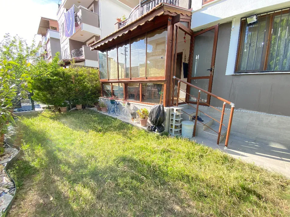 Ürkmez Merkez'de Denize 300M2 Giriş Katı Bahçeli Satılık 2+1 Daire