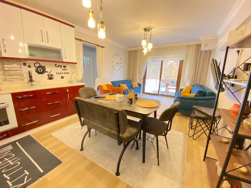 Ürkmez Merkez'de Denize 300M2 Giriş Katı Bahçeli Satılık 2+1 Daire