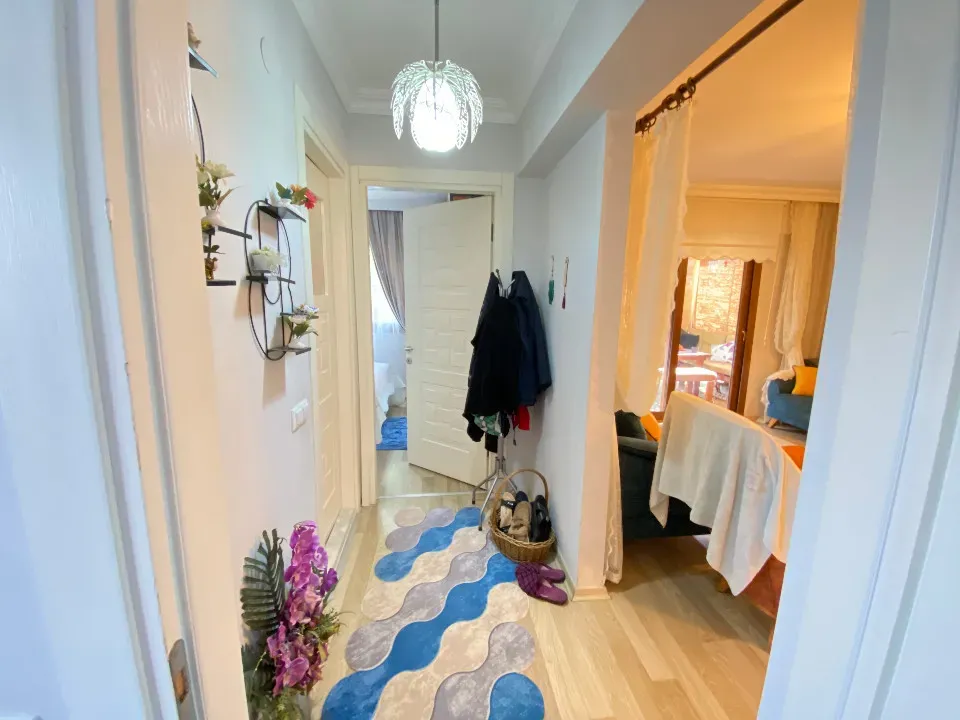 Ürkmez Merkez'de Denize 300M2 Giriş Katı Bahçeli Satılık 2+1 Daire