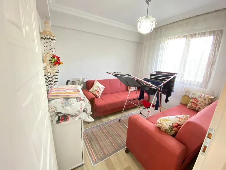 Ürkmez Merkez'de Denize 300M2 Giriş Katı Bahçeli Satılık 2+1 Daire