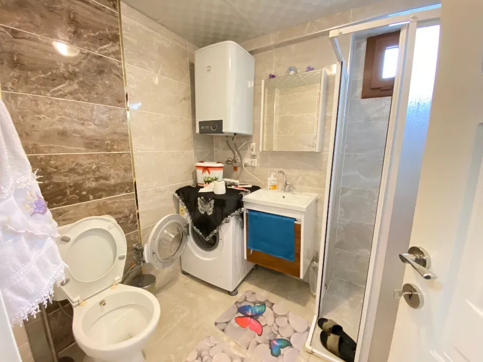 Ürkmez Merkez'de Denize 300M2 Giriş Katı Bahçeli Satılık 2+1 Daire