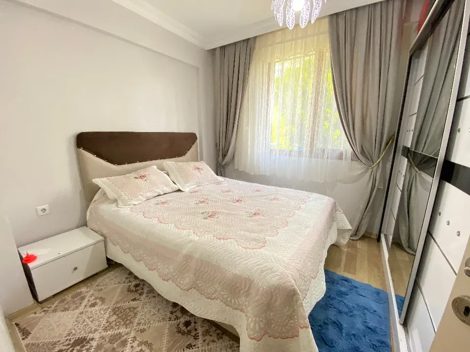 Ürkmez Merkez'de Denize 300M2 Giriş Katı Bahçeli Satılık 2+1 Daire
